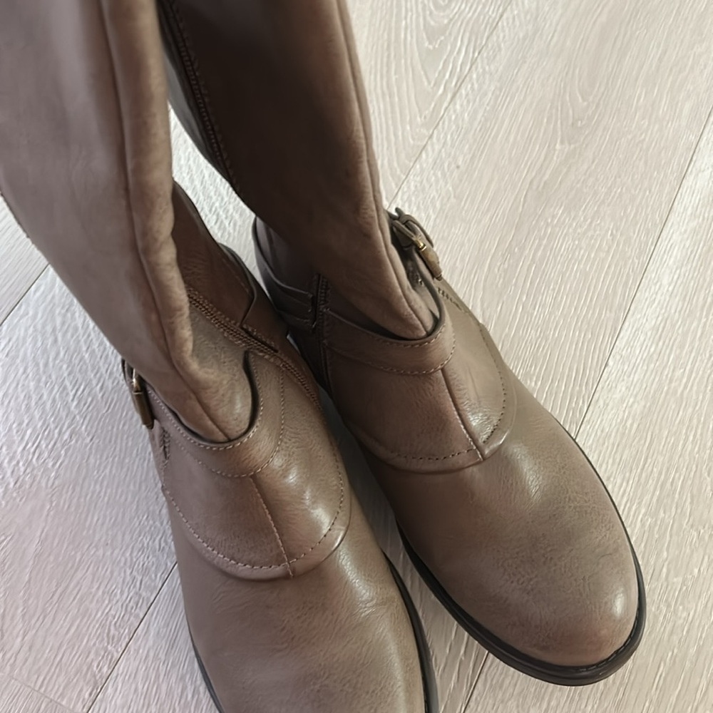 Worn Once! New Condition! No Scratches Or Anythin… - image 5